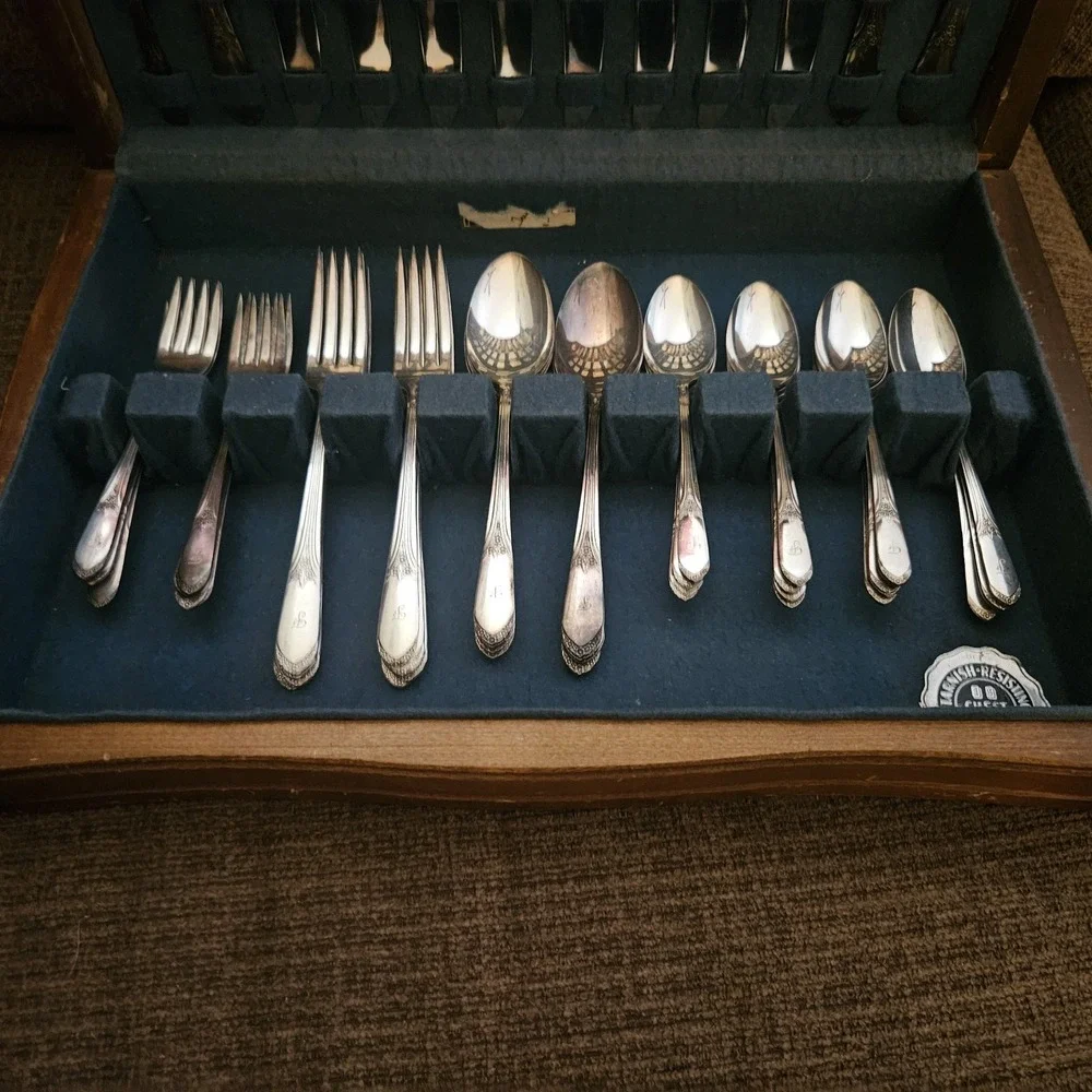53 Piece Vintage WM Rogers‎ International Silverplate Flatware Set w/ Chest